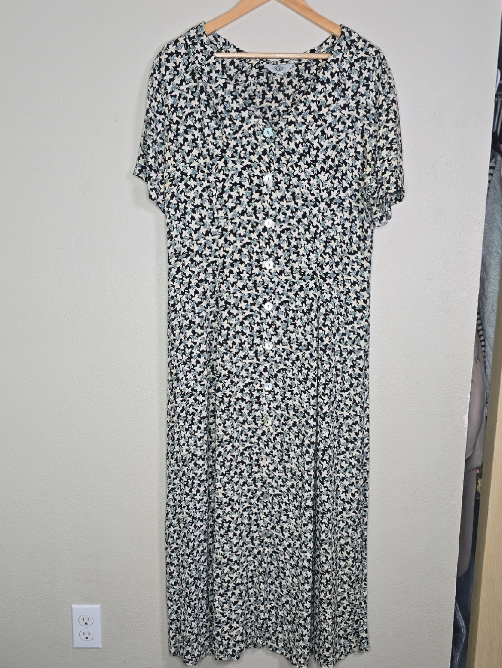 Olive Vintage Floral Button-Front Maxi Dress in Black and Cream Size Large.